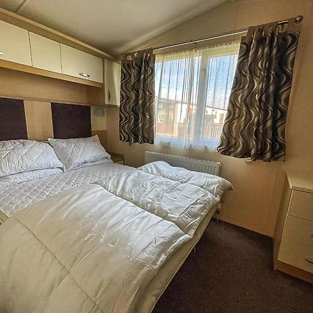 Lovely Caravan With Spacious Decking At North Denes In Suffolk, Ref 40134Nd Lowestoft Extérieur photo