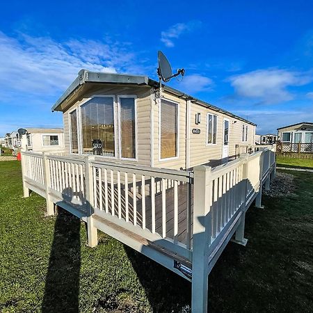 Lovely Caravan With Spacious Decking At North Denes In Suffolk, Ref 40134Nd Lowestoft Extérieur photo