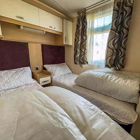Lovely Caravan With Spacious Decking At North Denes In Suffolk, Ref 40134Nd Lowestoft Extérieur photo