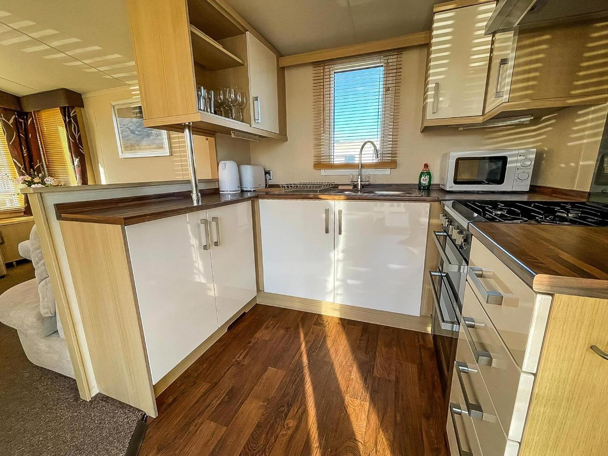 Lovely Caravan With Spacious Decking At North Denes In Suffolk, Ref 40134Nd Lowestoft Extérieur photo