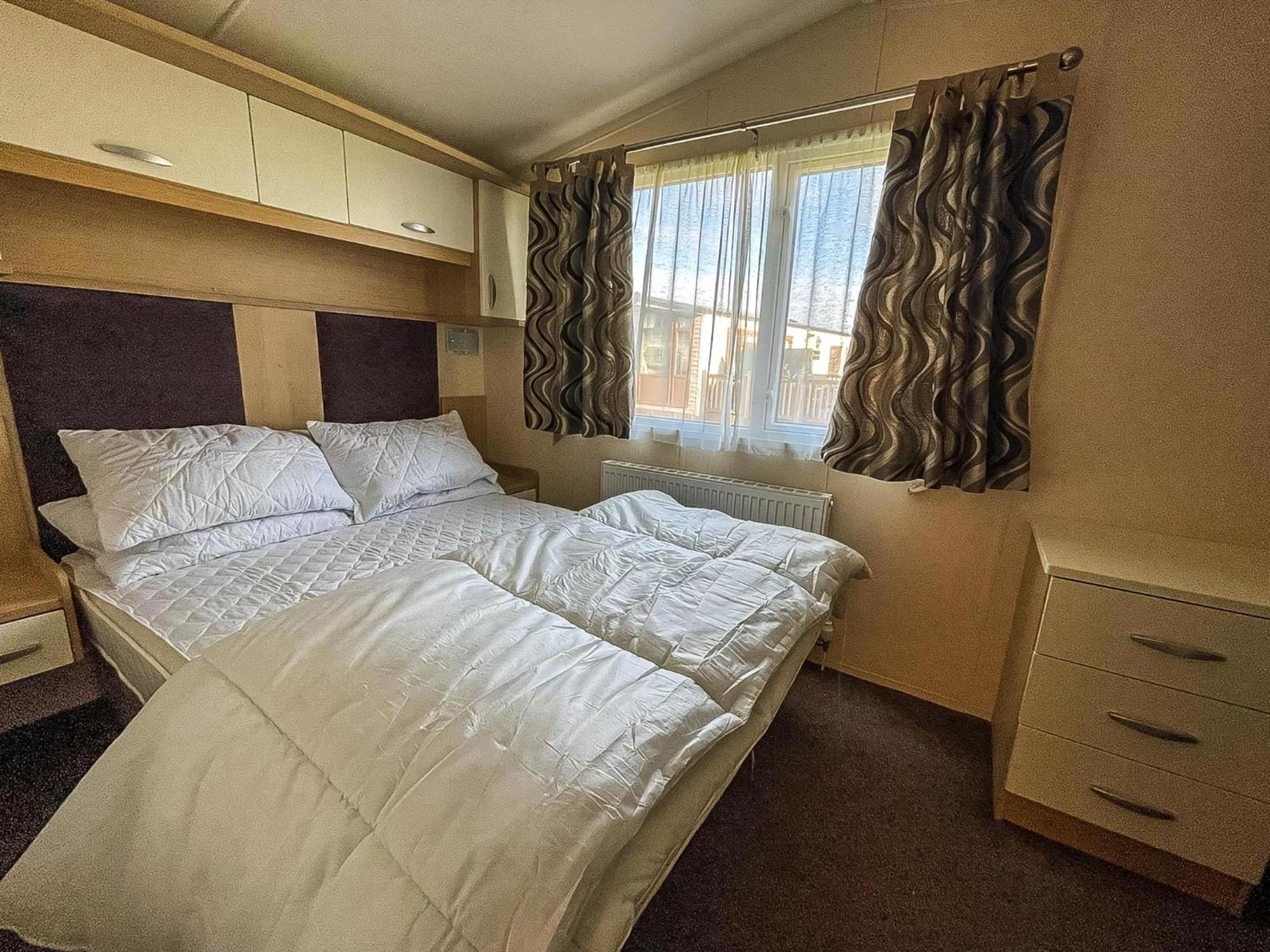 Lovely Caravan With Spacious Decking At North Denes In Suffolk, Ref 40134Nd Lowestoft Extérieur photo