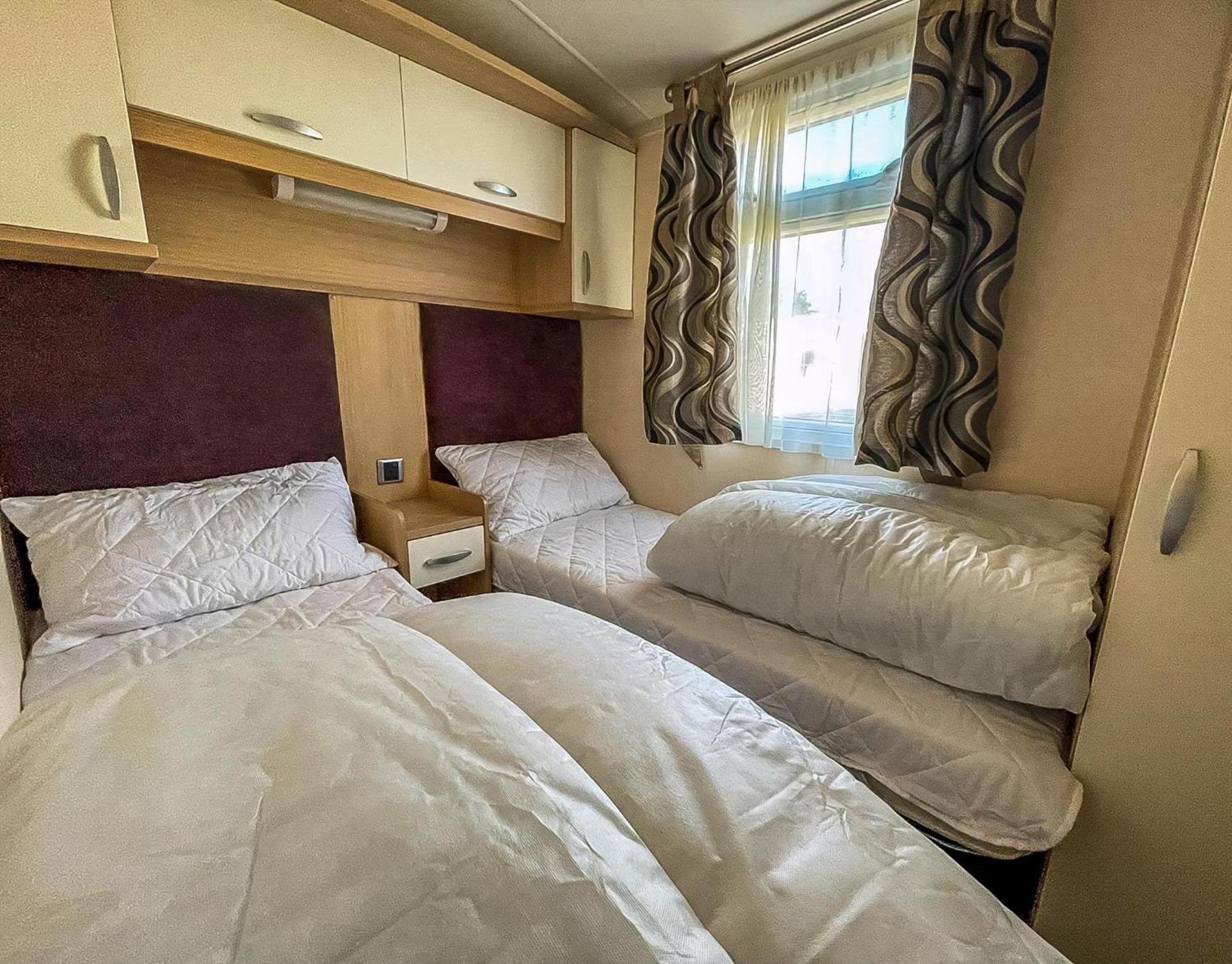 Lovely Caravan With Spacious Decking At North Denes In Suffolk, Ref 40134Nd Lowestoft Extérieur photo