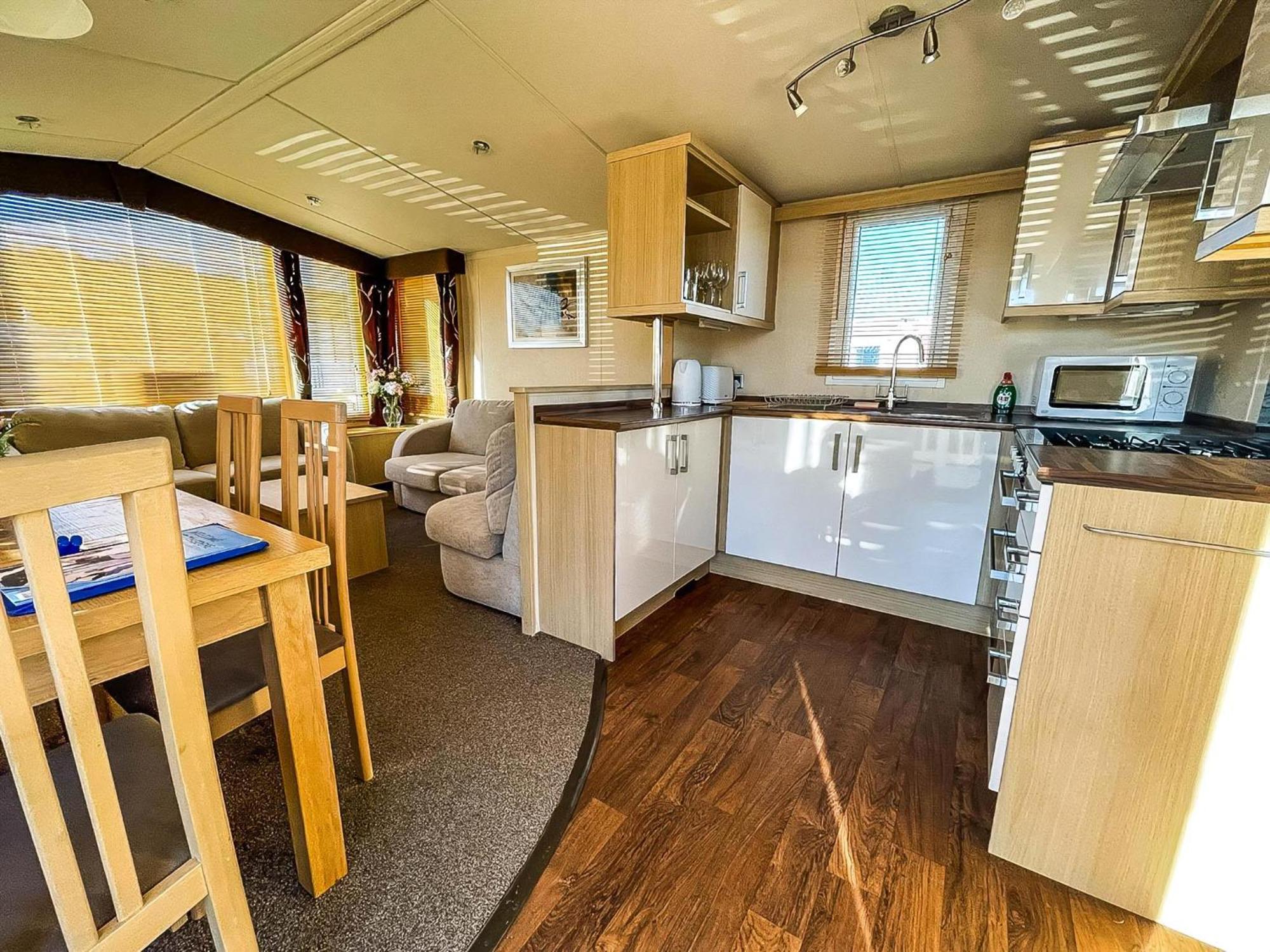 Lovely Caravan With Spacious Decking At North Denes In Suffolk, Ref 40134Nd Lowestoft Extérieur photo