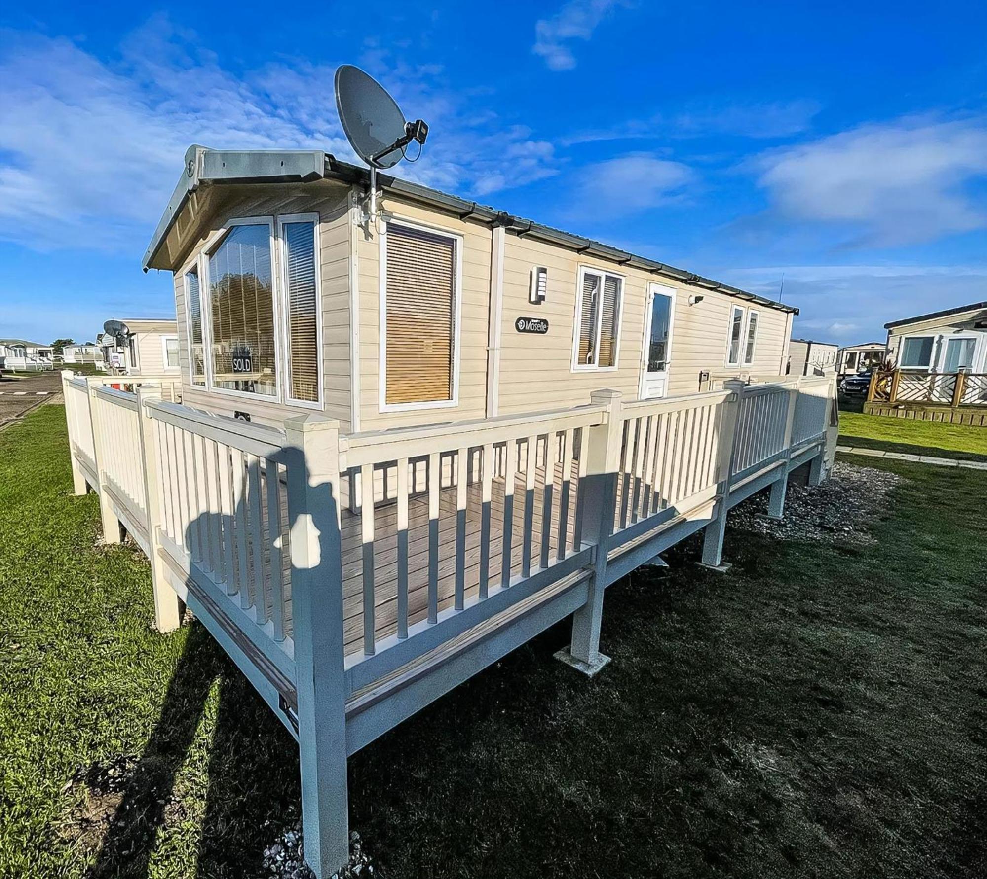 Lovely Caravan With Spacious Decking At North Denes In Suffolk, Ref 40134Nd Lowestoft Extérieur photo