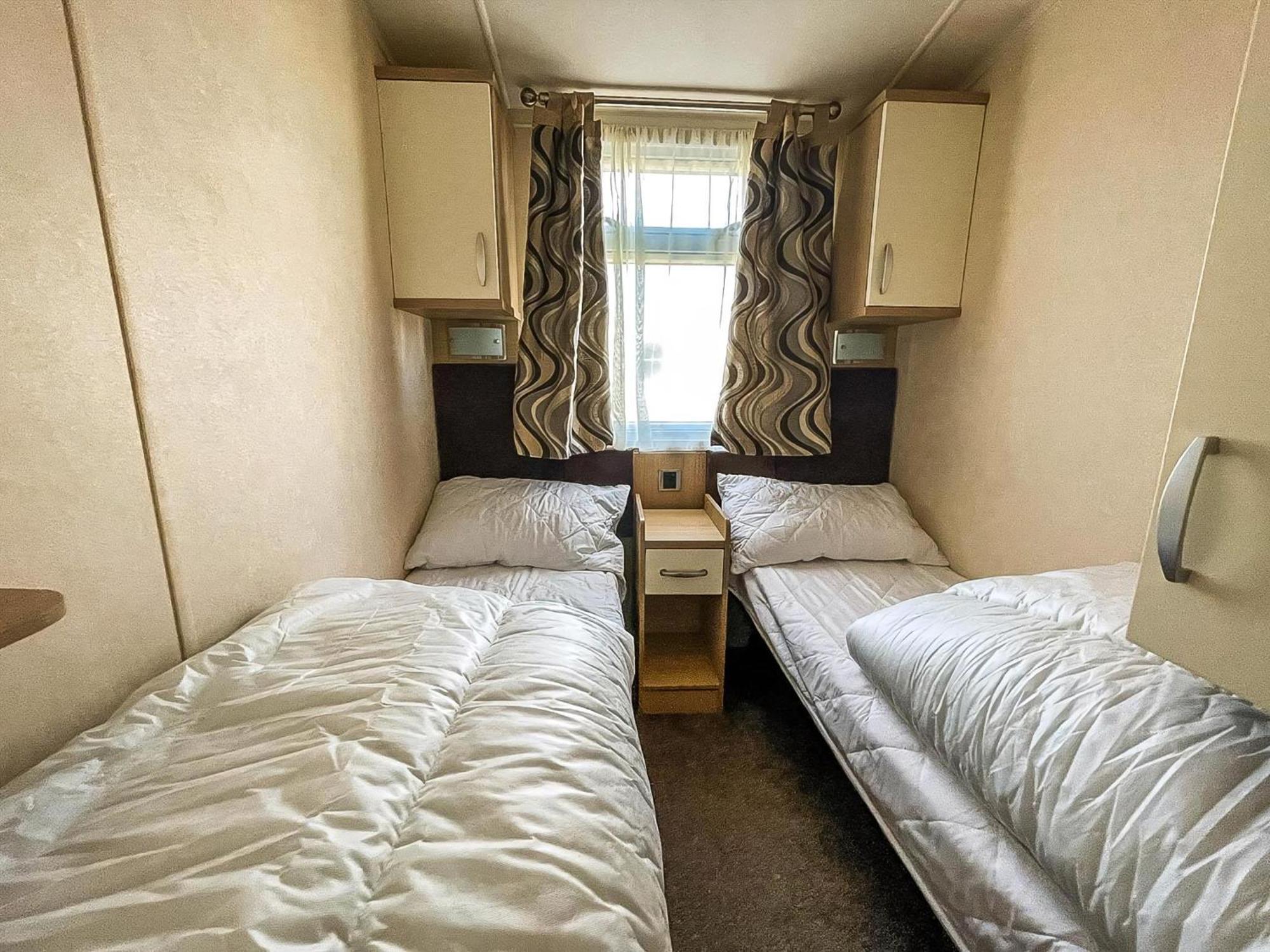 Lovely Caravan With Spacious Decking At North Denes In Suffolk, Ref 40134Nd Lowestoft Extérieur photo